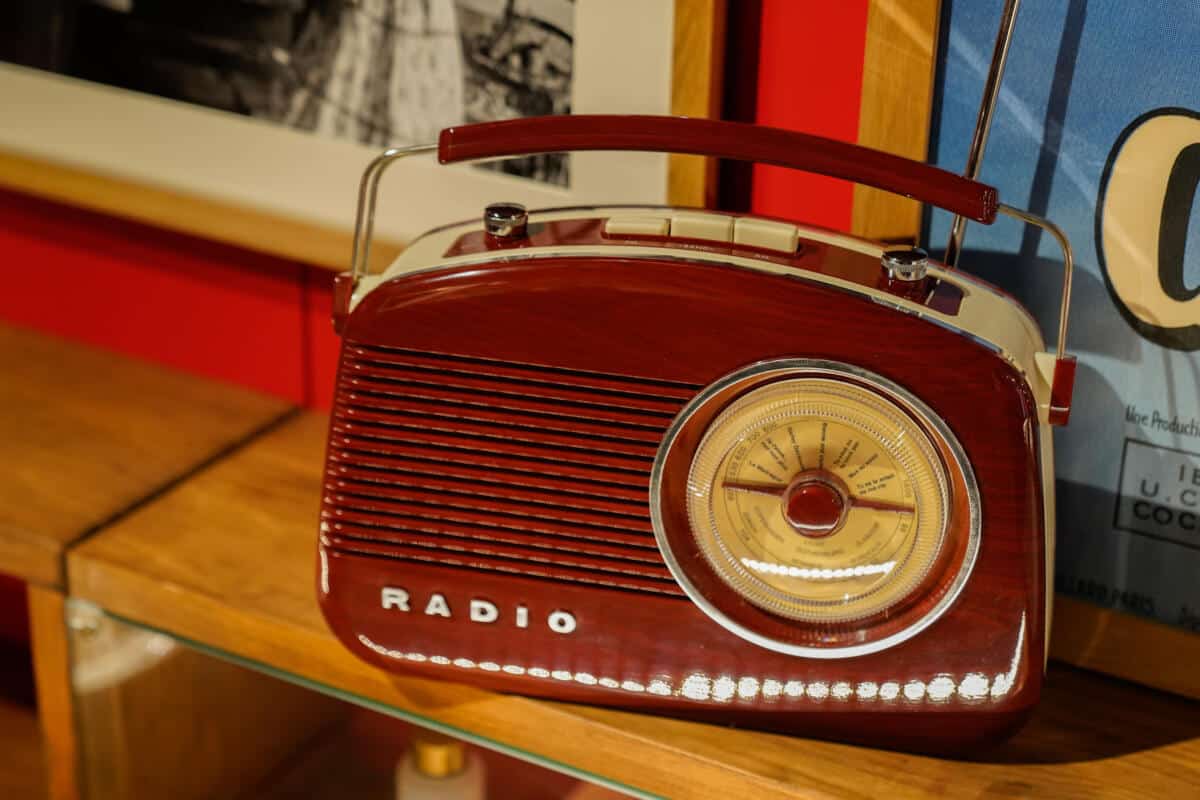 die wichtigste faehigkeit im verkauf, zuhoeren, bild von altem radio