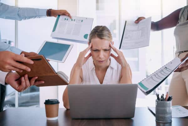 angst haben zu scheitern, bild von gestresster businessfrau